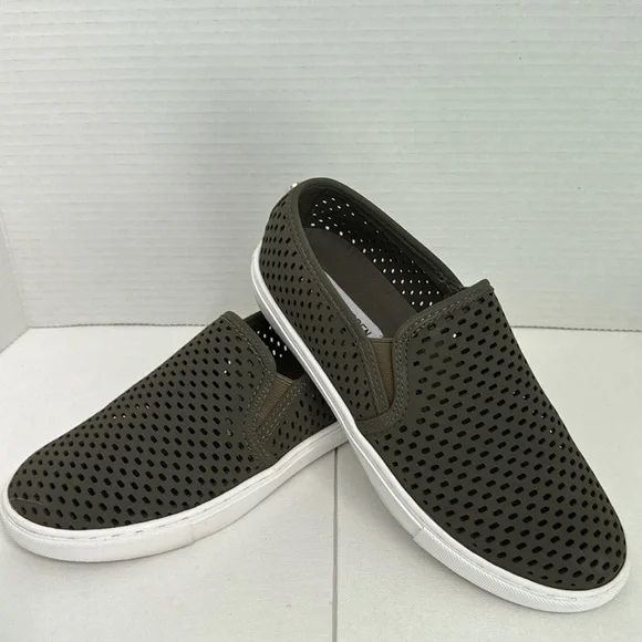 Steve Madden Women’s Wake slip on sneaker. Size 7M Olive Green color. - Picture 1 of 9